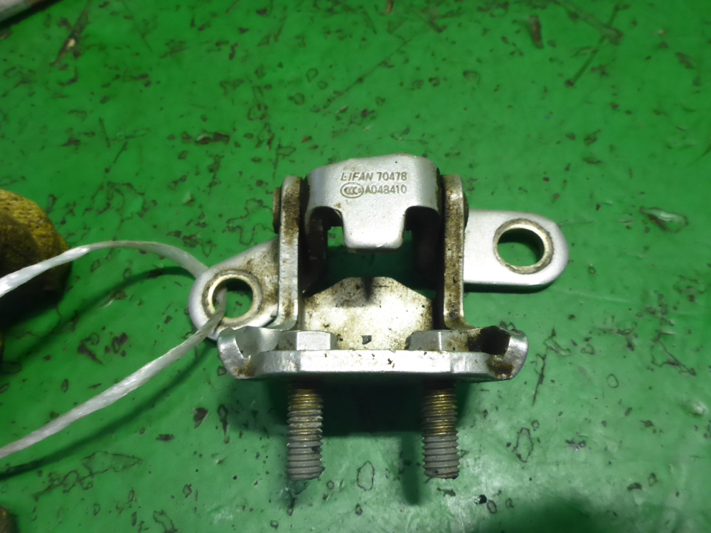 Петля двери задней левой верхняя