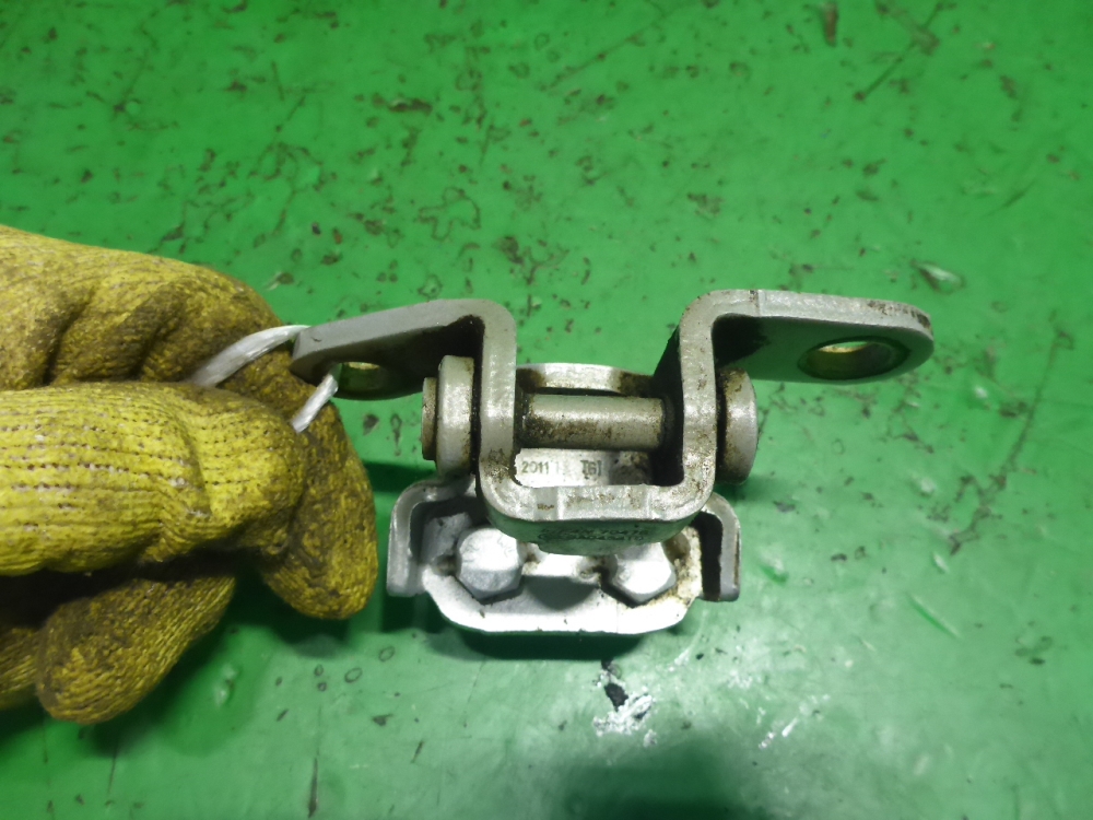 Петля двери задней левой верхняя