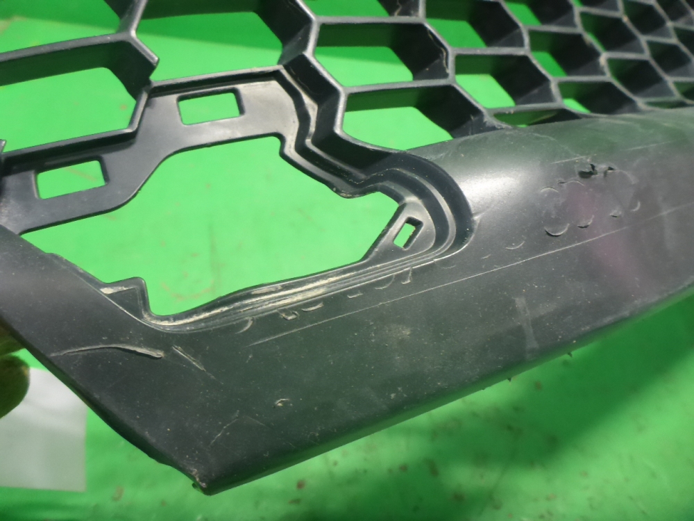 Решетка в бампер центральная