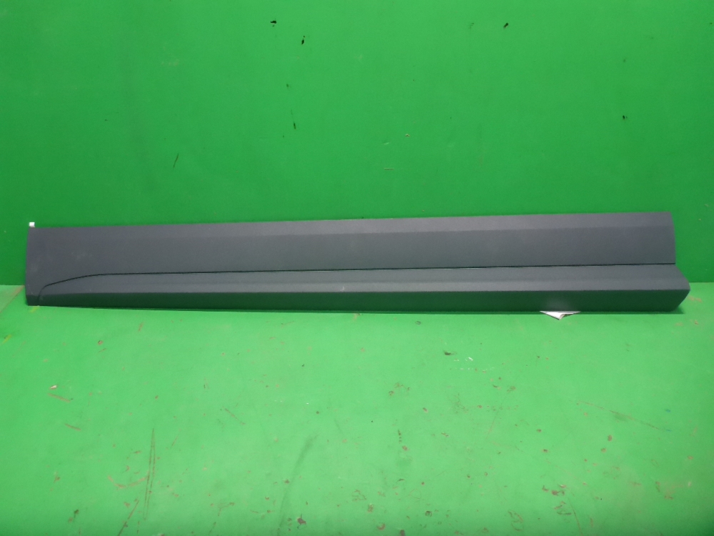 Накладка двери передней левой