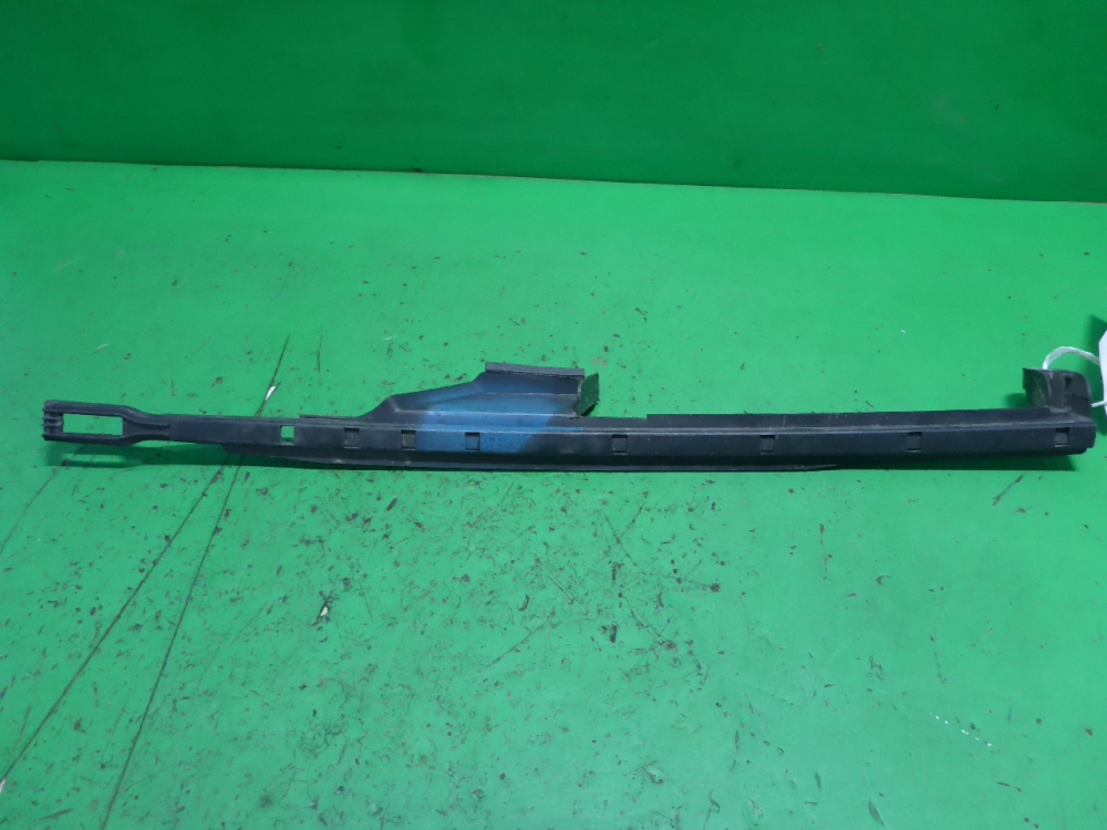 Направляющая стекла двери