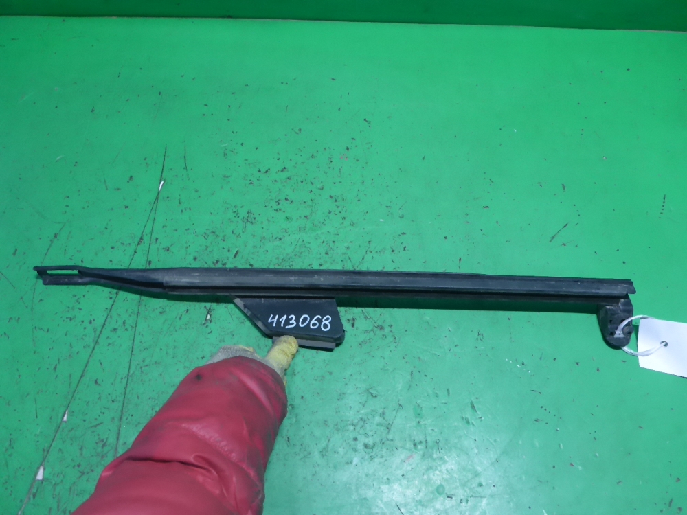 Направляющая стекла двери