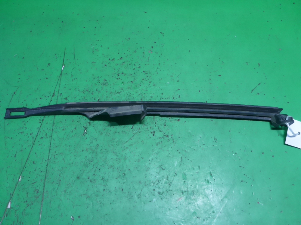 Направляющая стекла двери