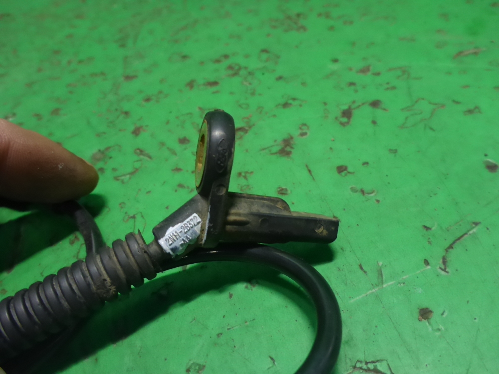 Датчик ABS передний