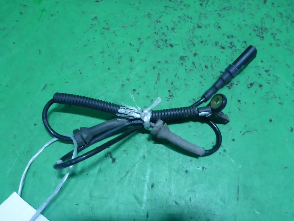 Датчик ABS передний