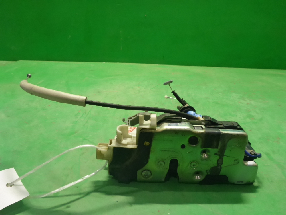 Замок двери передней правой