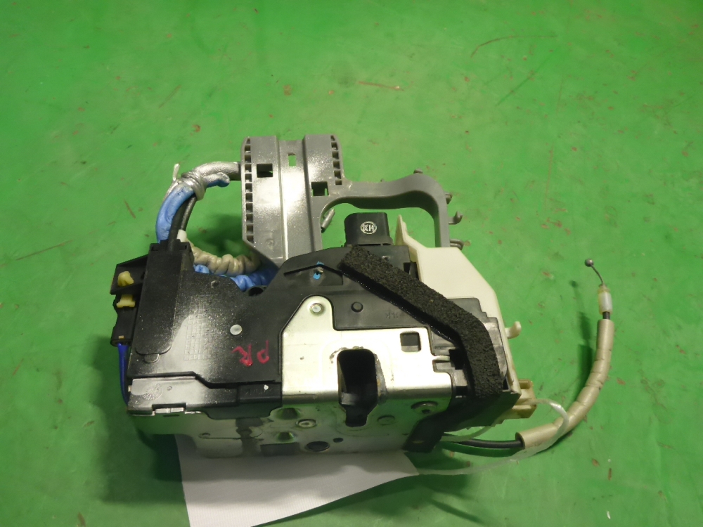 Замок двери передней правой