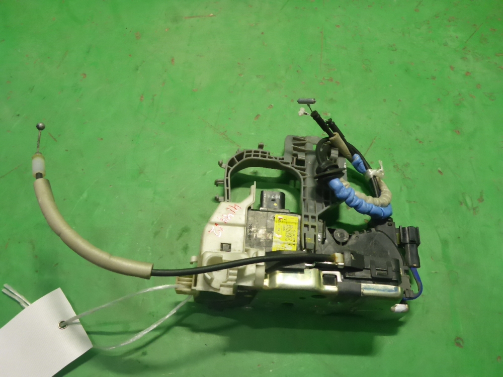 Замок двери передней правой