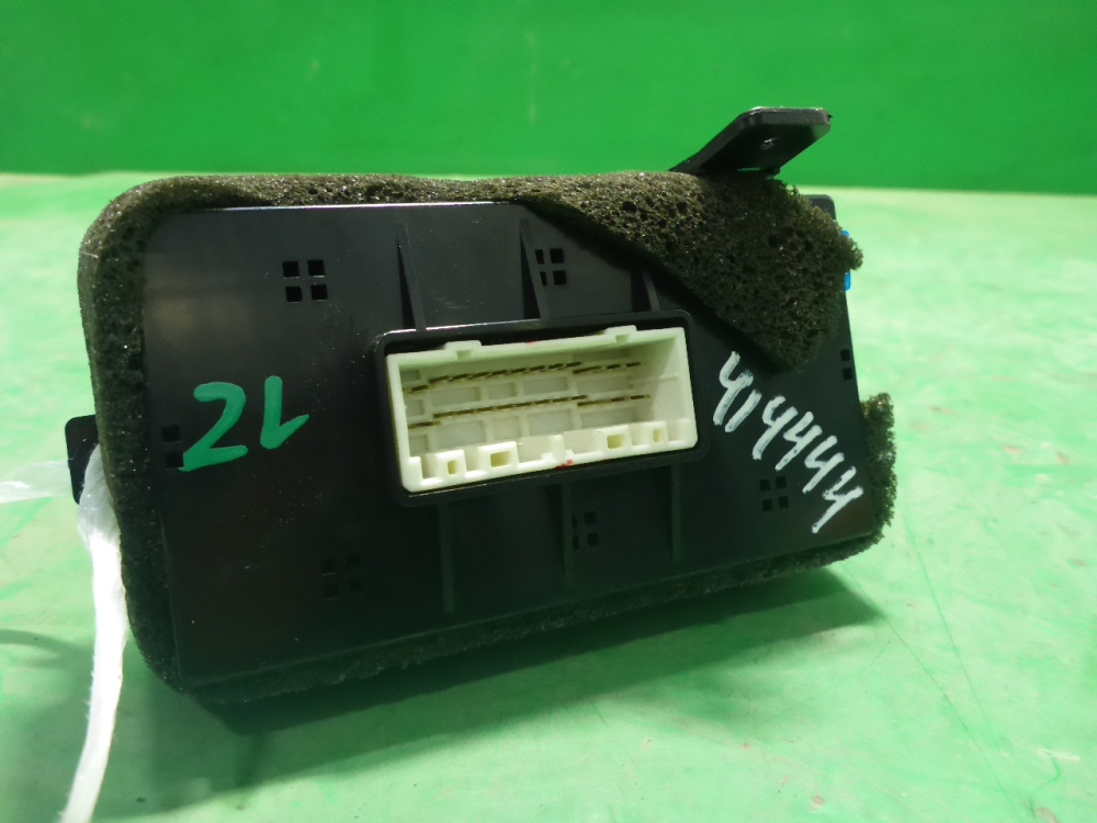 Кнопка стеклоподъемника