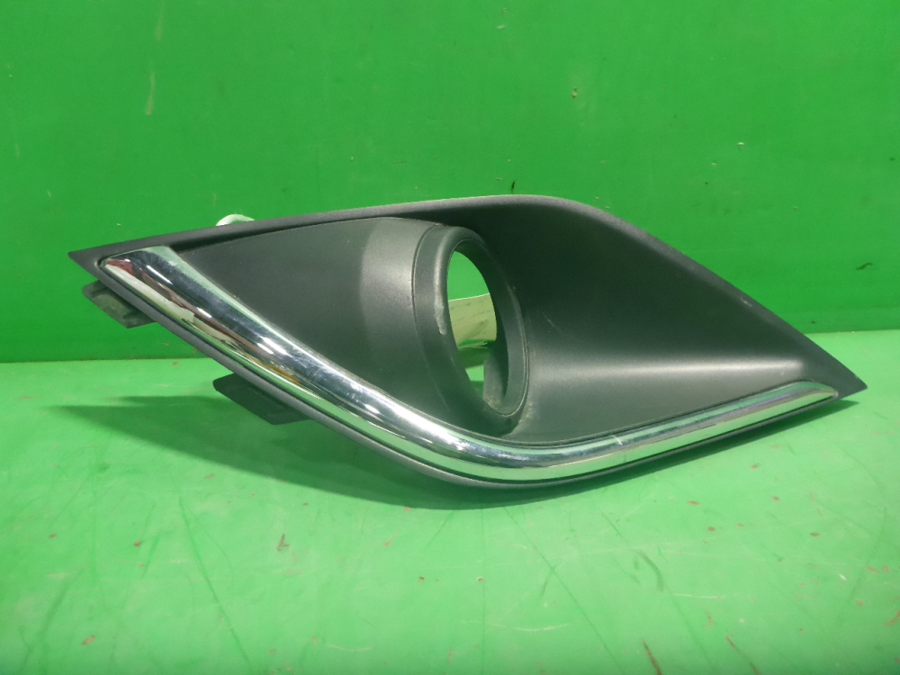 Рамка противотуманной фары левой