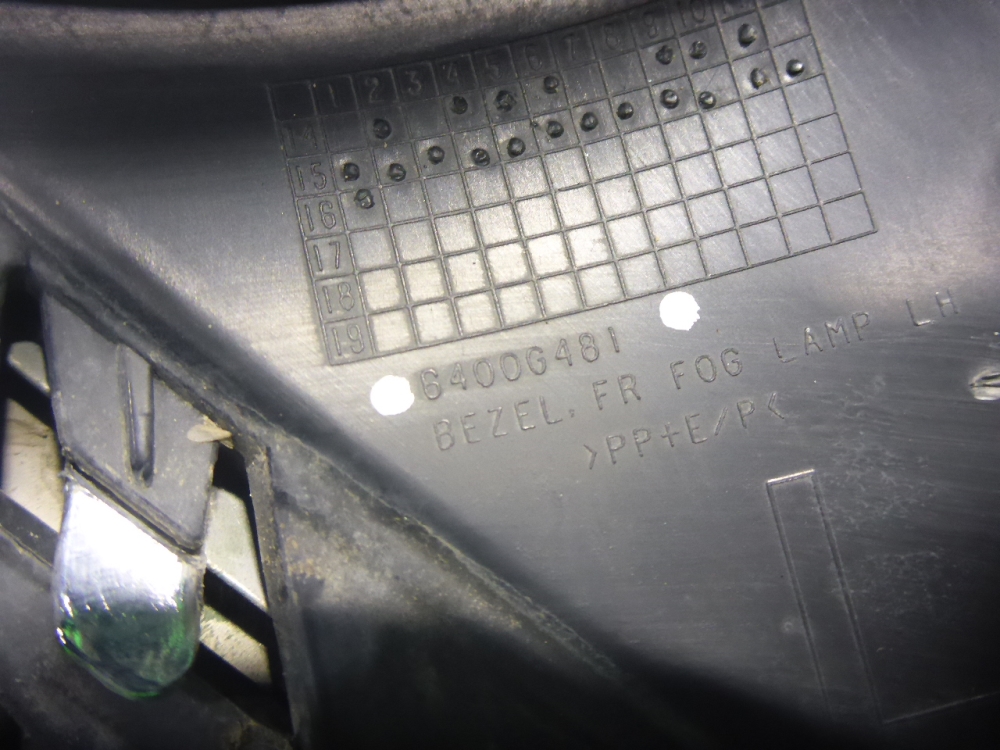 Рамка противотуманной фары левой