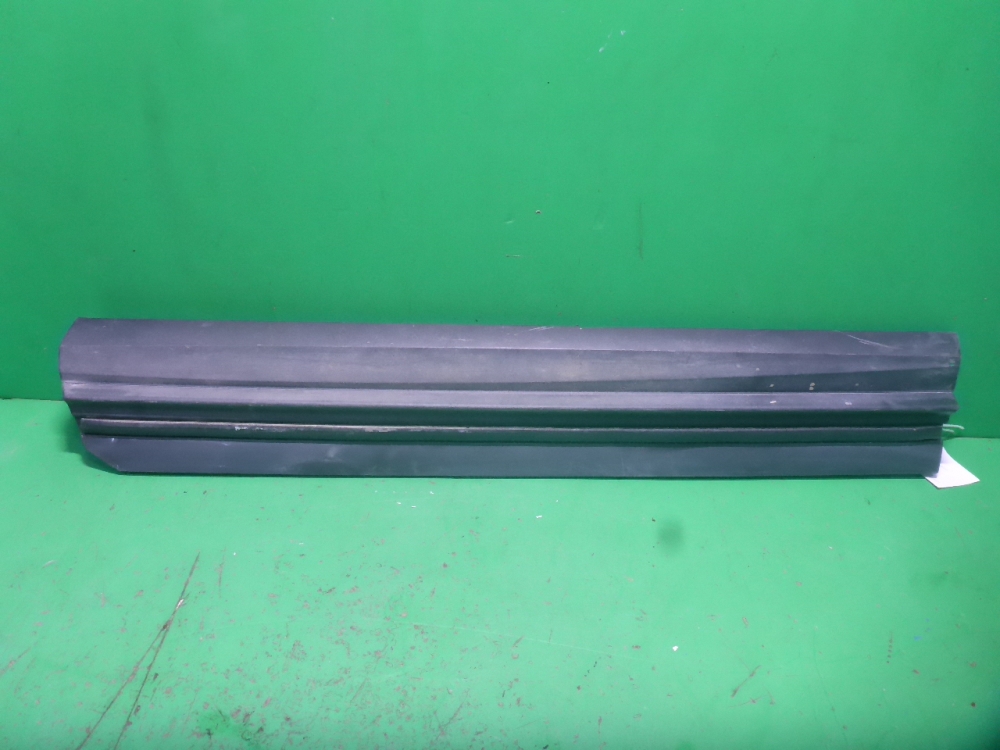 Накладка двери передней правой