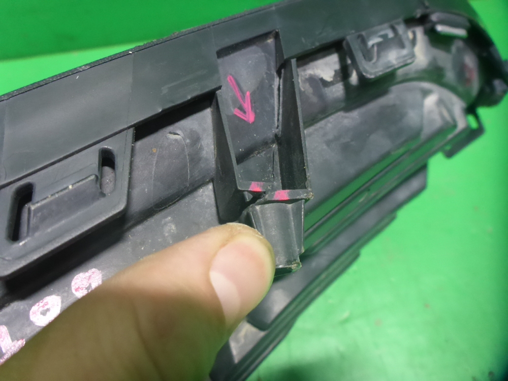 Рамка противотуманной фары левой