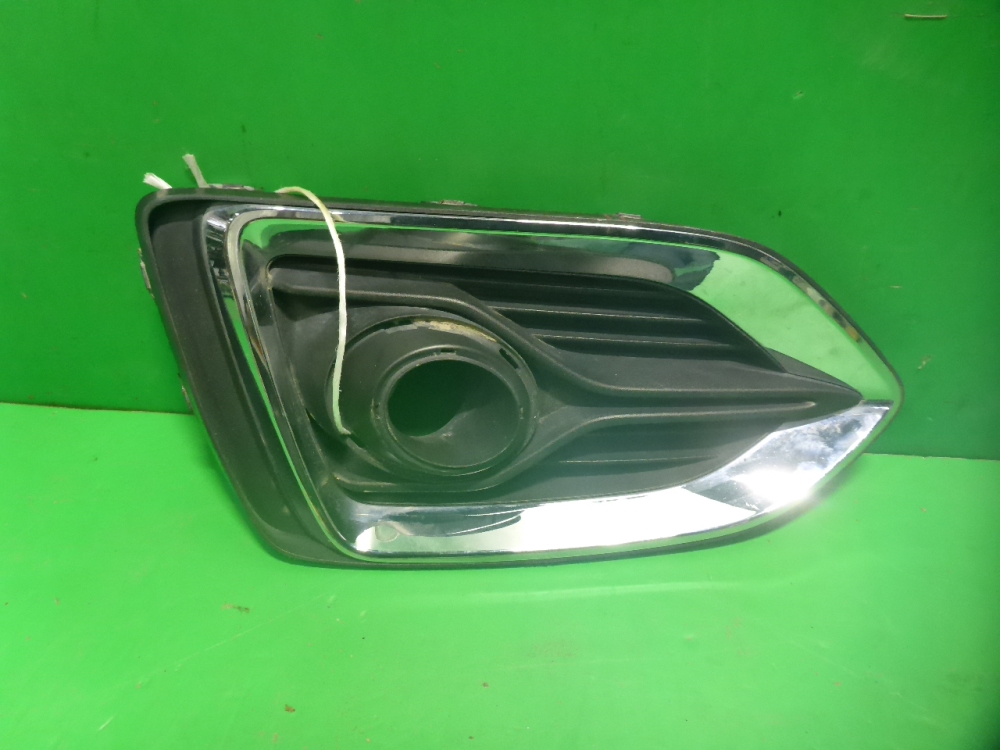 Рамка противотуманной фары левой