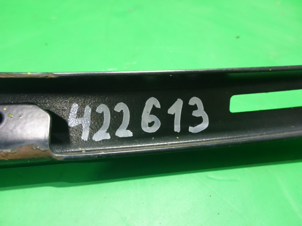 Поводок стеклоочистителя передний правый