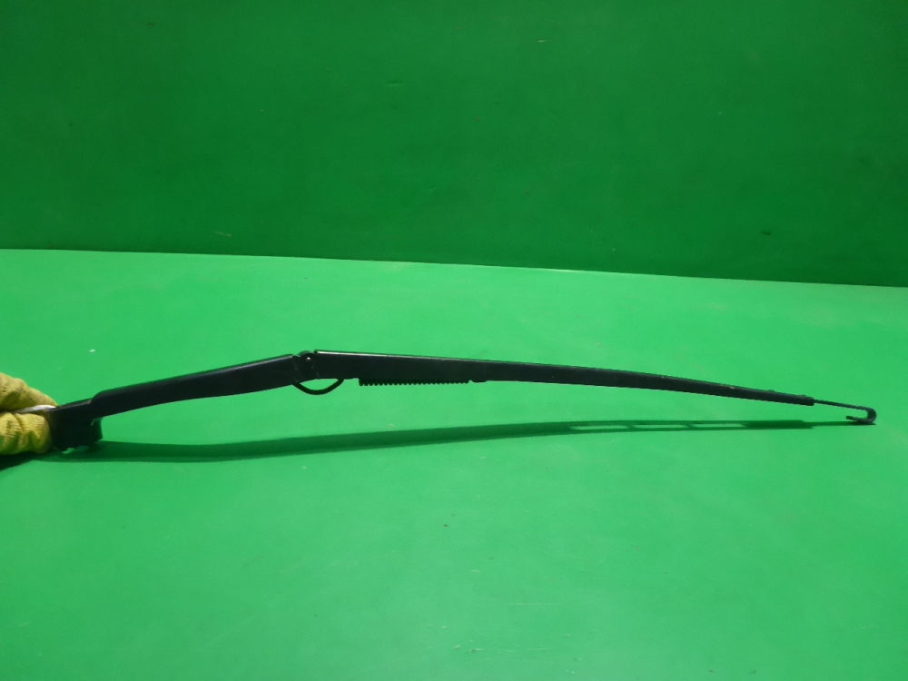 Поводок стеклоочистителя передний правый