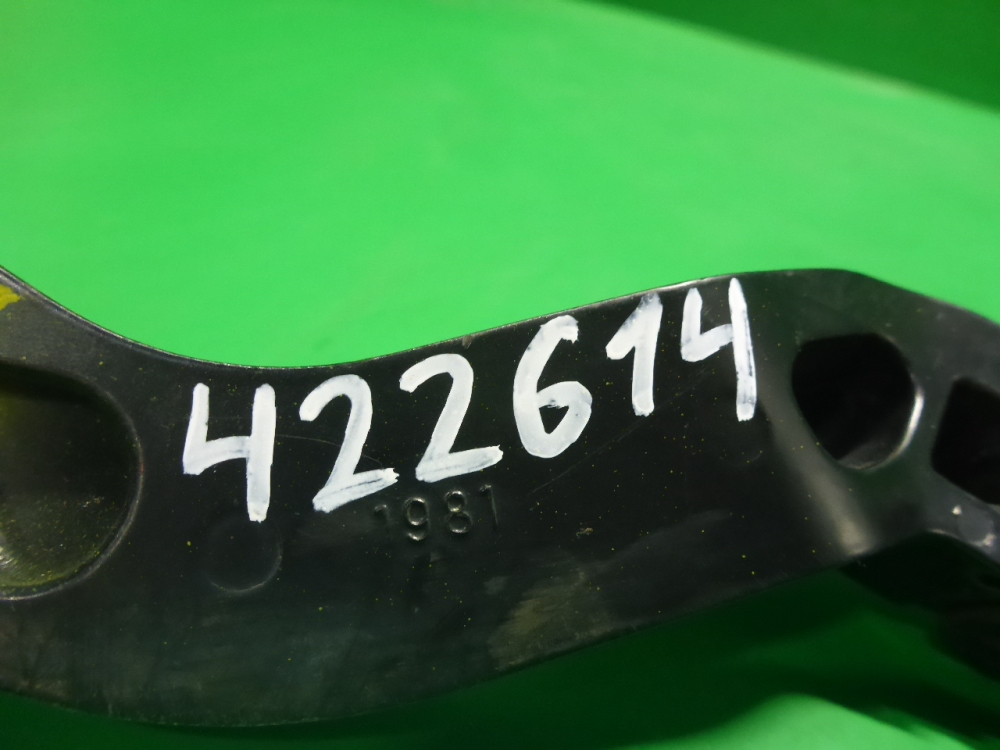 Поводок стеклоочистителя передний левый