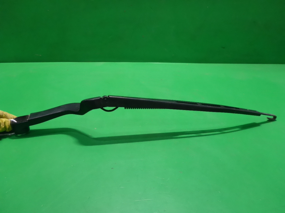 Поводок стеклоочистителя передний левый