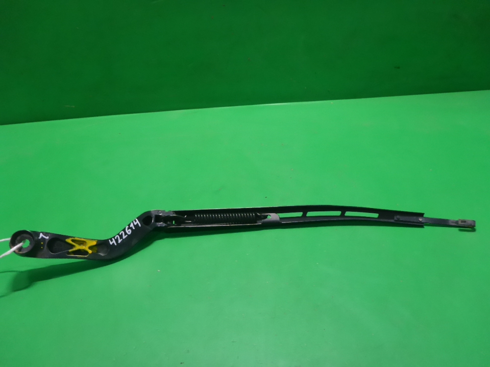 Поводок стеклоочистителя передний левый