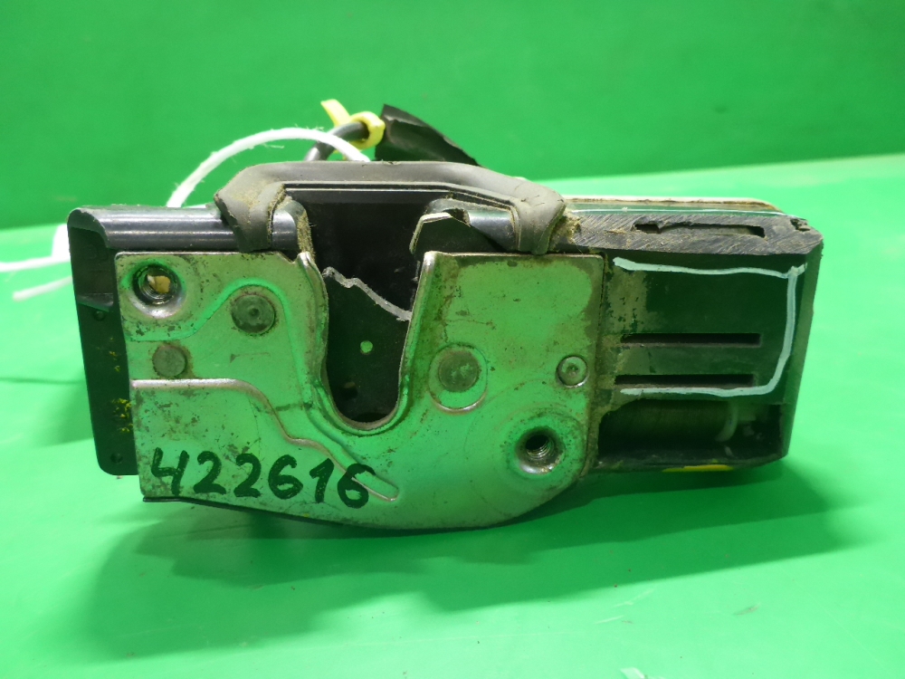 Замок двери передней правой