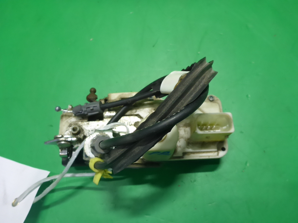 Замок двери передней правой