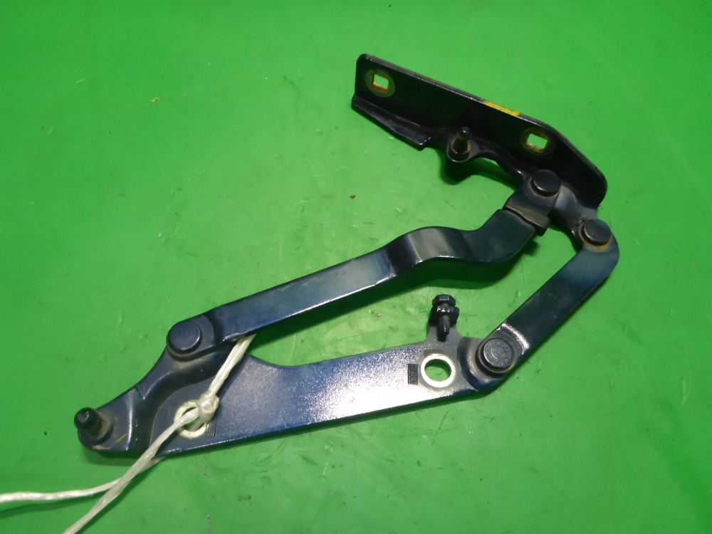 Петля крышки багажника