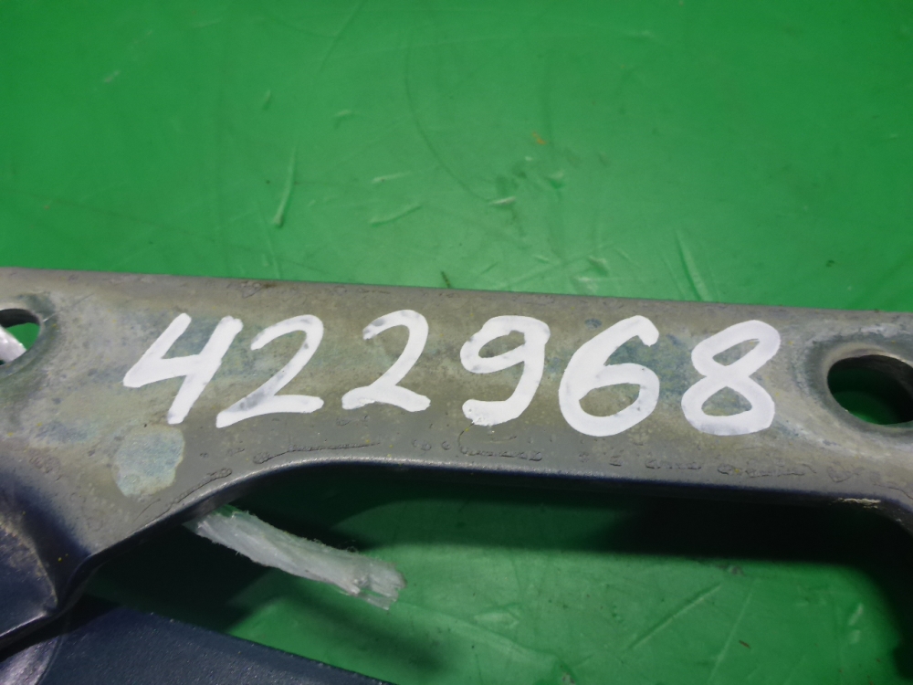 Петля крышки багажника