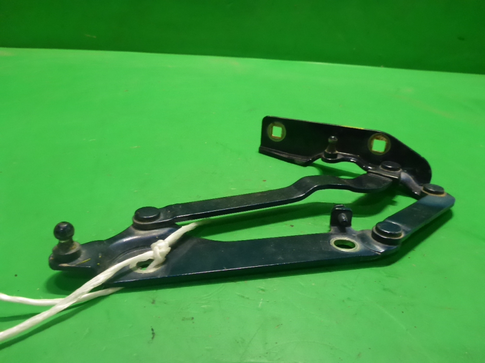 Петля крышки багажника