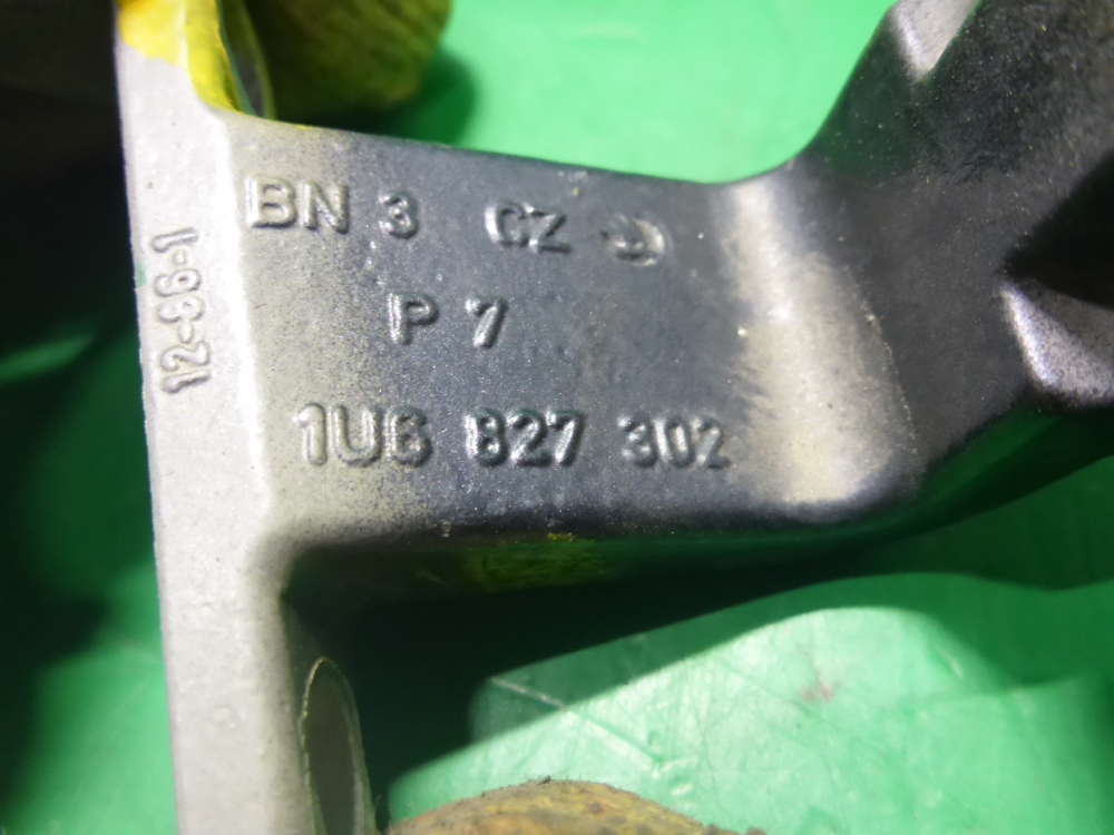 Петля двери багажника