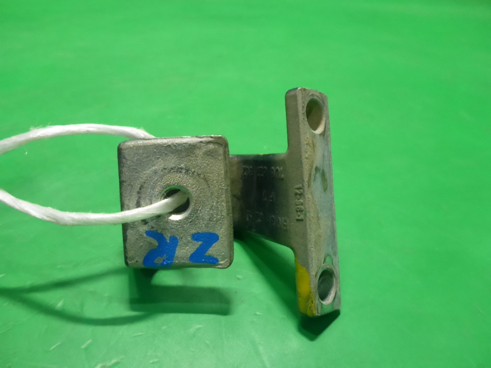 Петля двери багажника