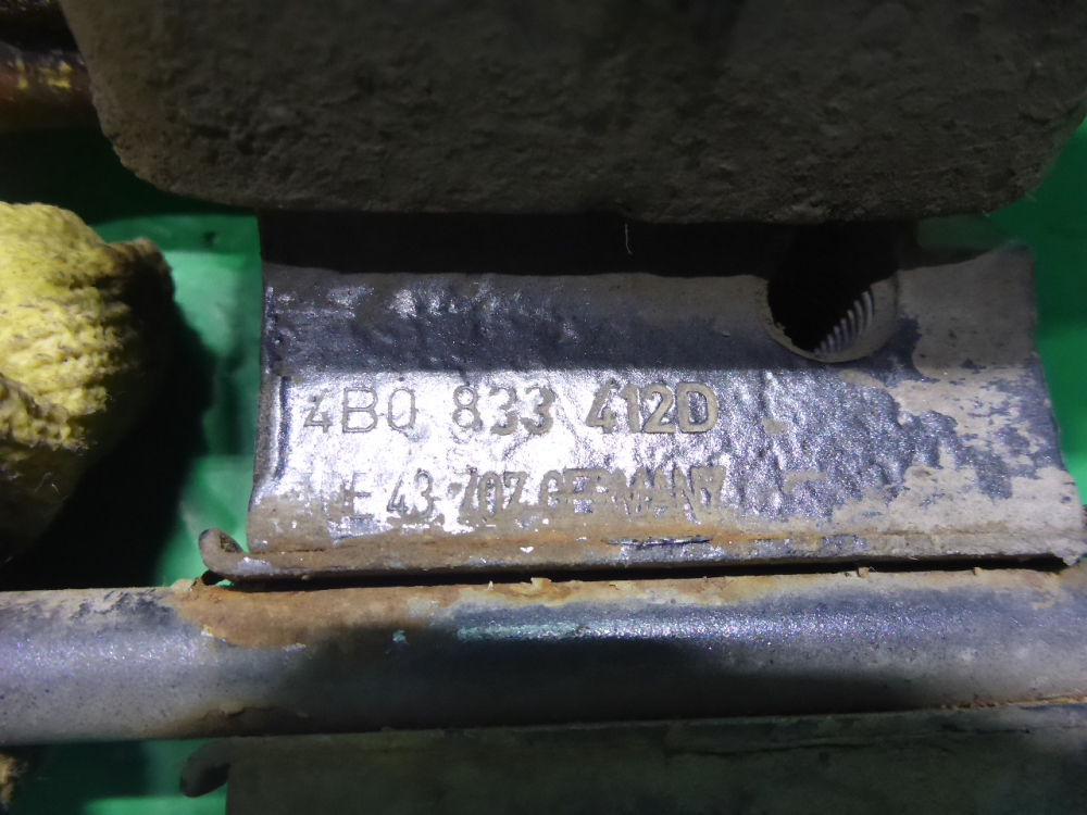 Петля двери передней правой нижняя