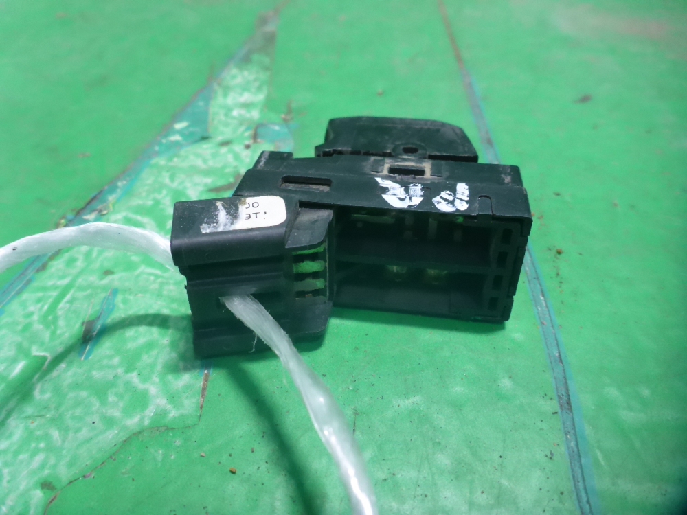 Кнопка стеклоподъемника