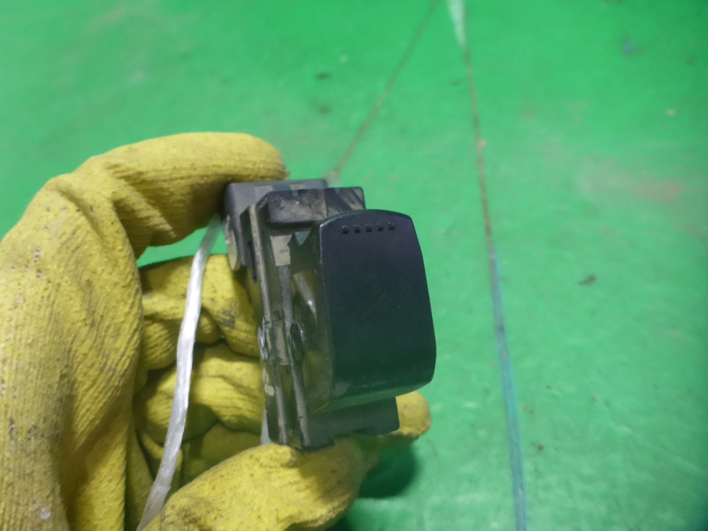 Кнопка стеклоподъемника