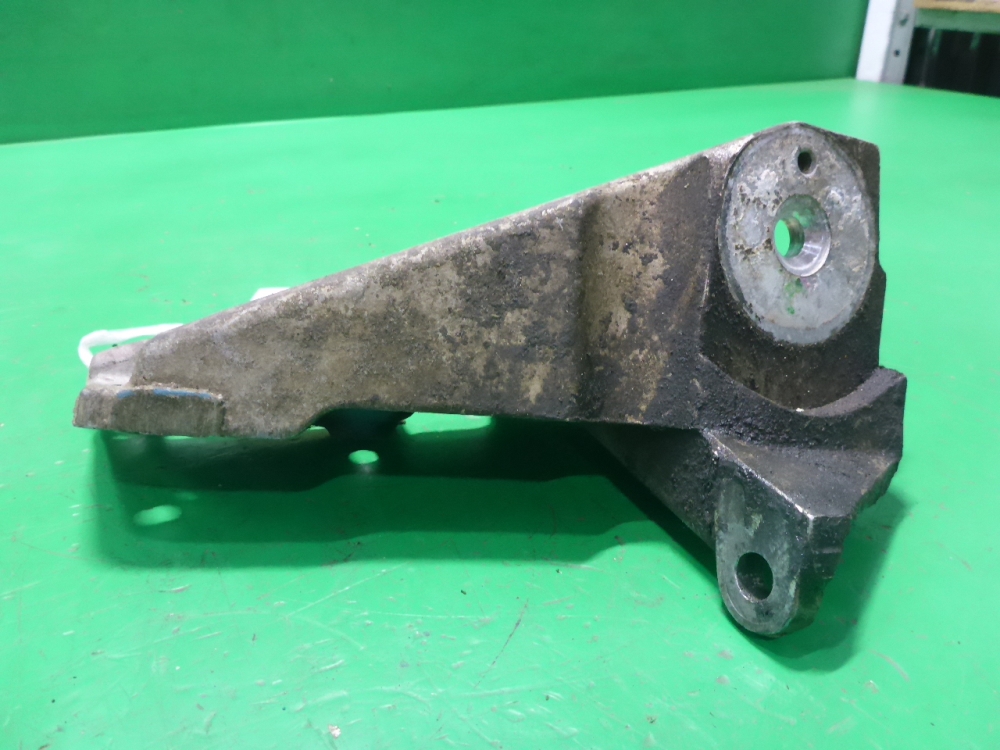 Кронштейн двигателя правый