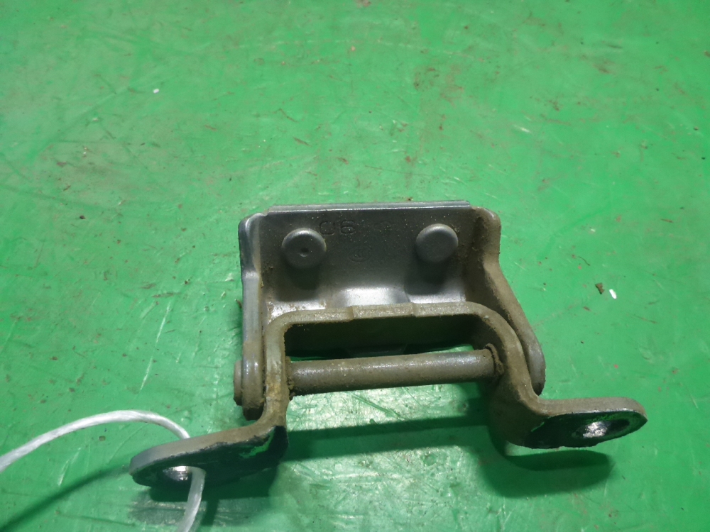 Петля двери задней правой верхняя