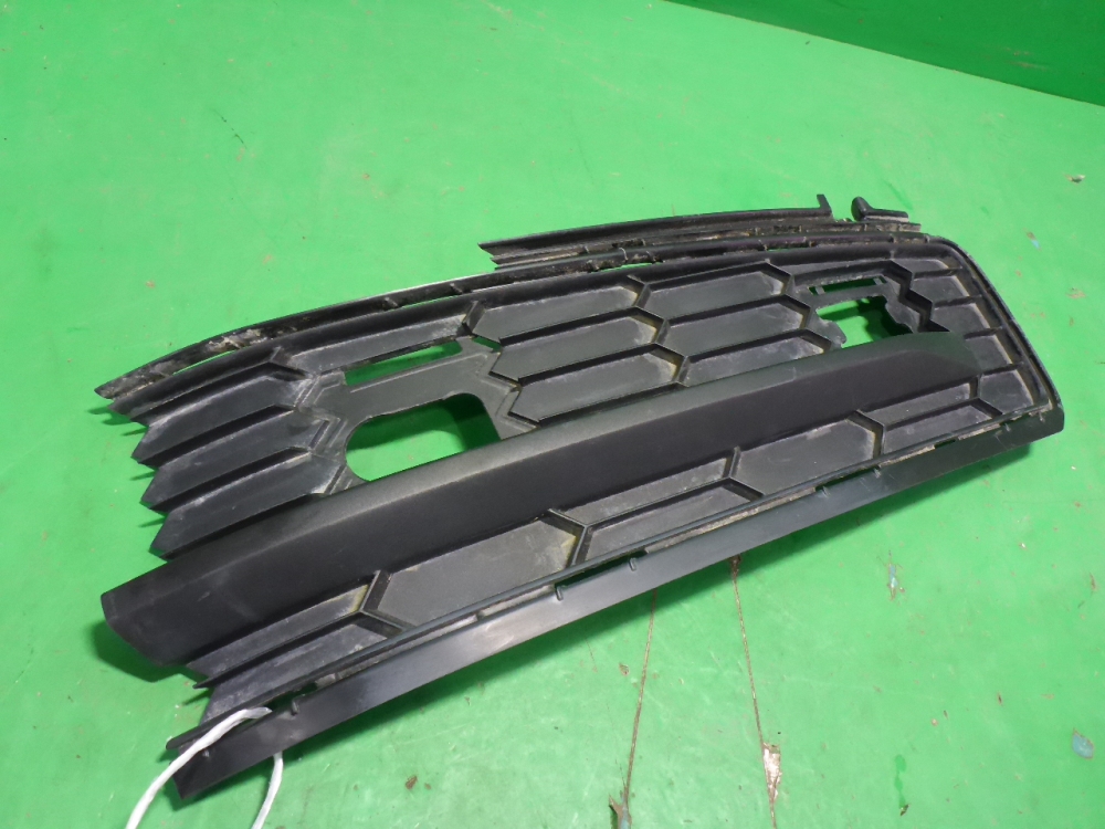 Решетка в бампер правая