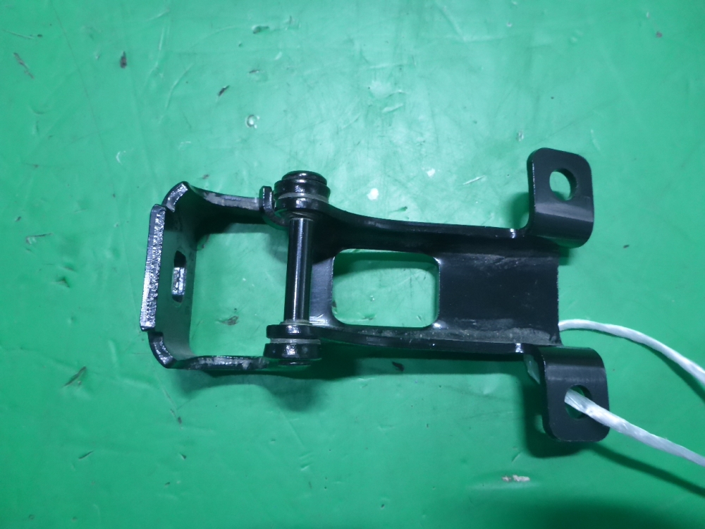 Петля двери багажника