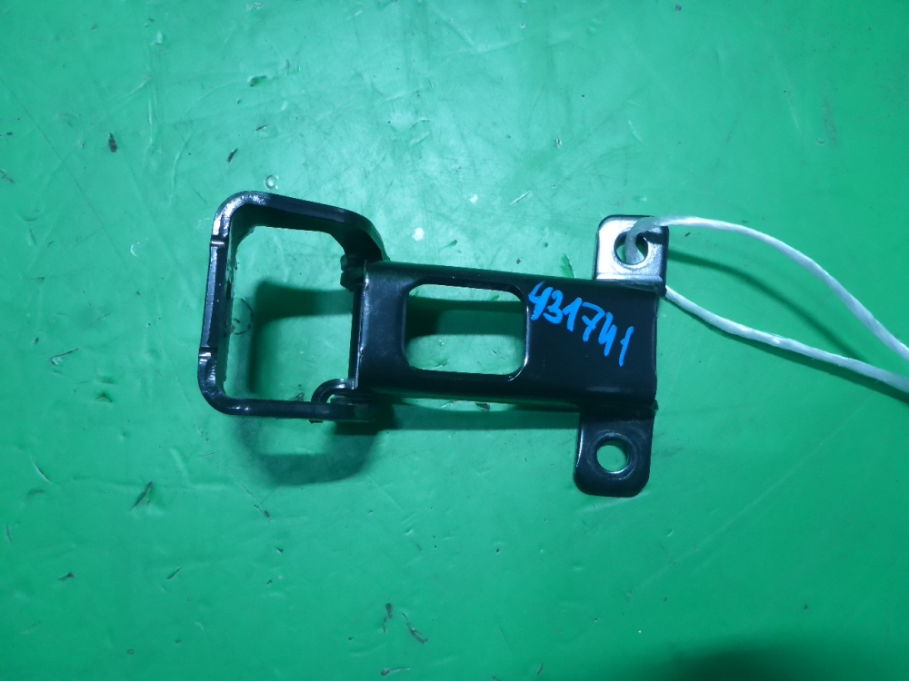 Петля двери багажника