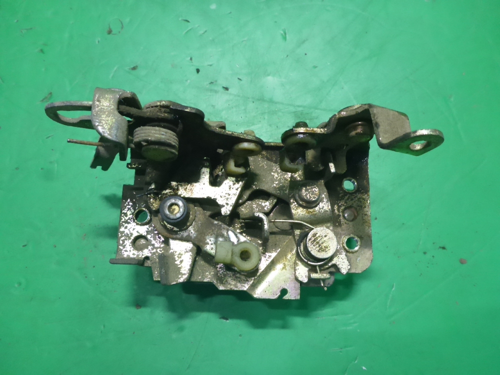 Замок двери задней левой