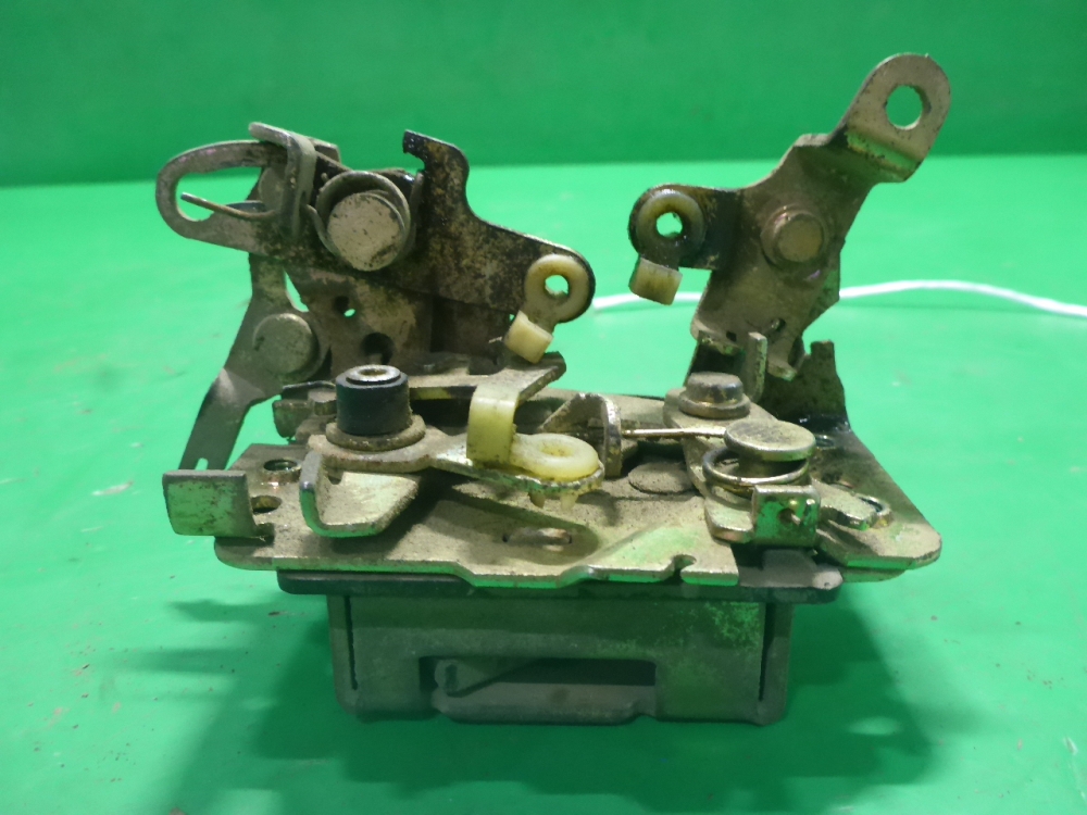 Замок двери задней левой