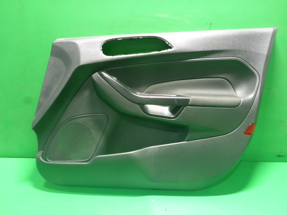 Обшивка двери передней правой