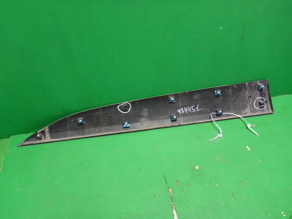 Накладка двери передней правой