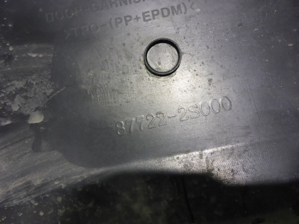 Накладка двери передней правой