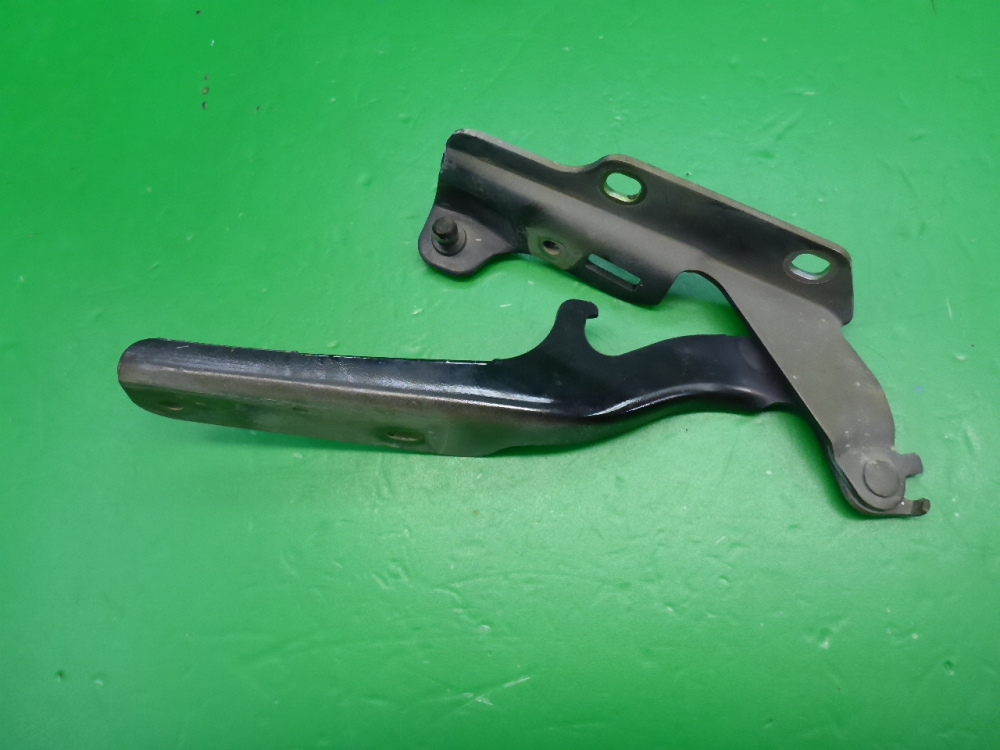 Петля капота правая