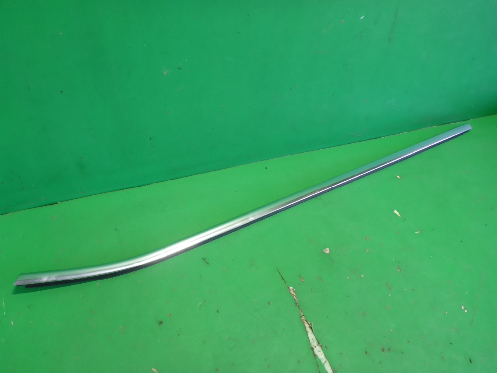 Накладка лобового стекла левая