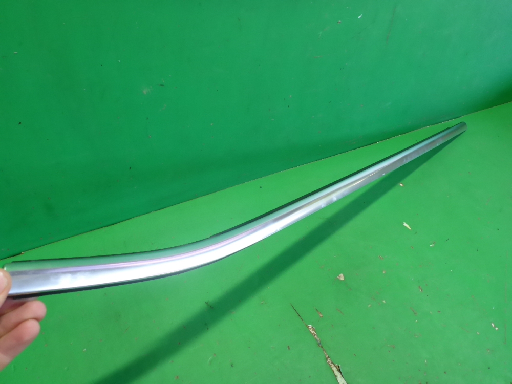 Накладка лобового стекла левая