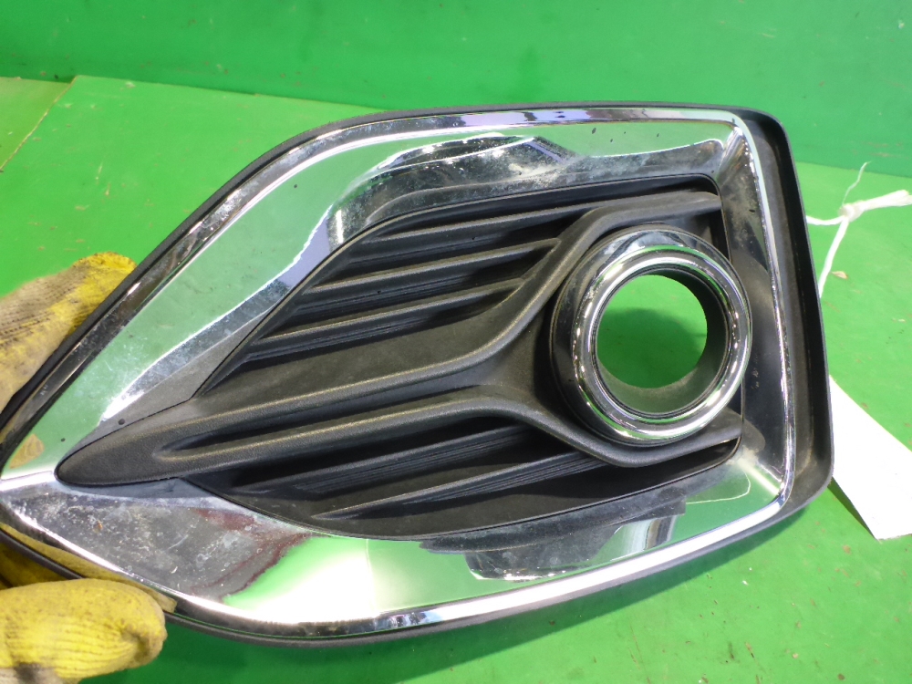 Рамка противотуманной фары правой