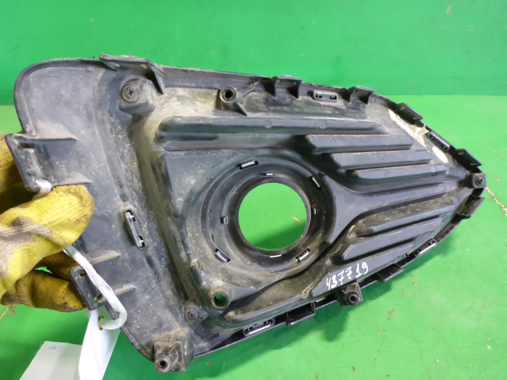 Рамка противотуманной фары правой