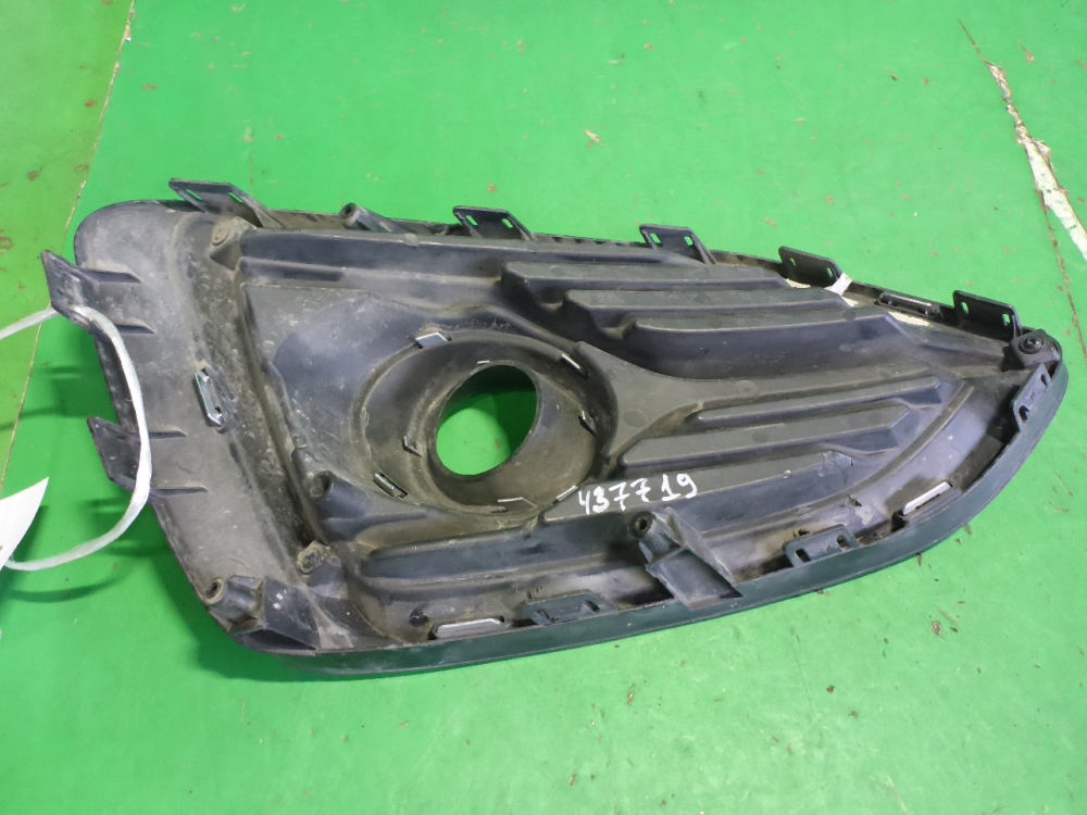 Рамка противотуманной фары правой