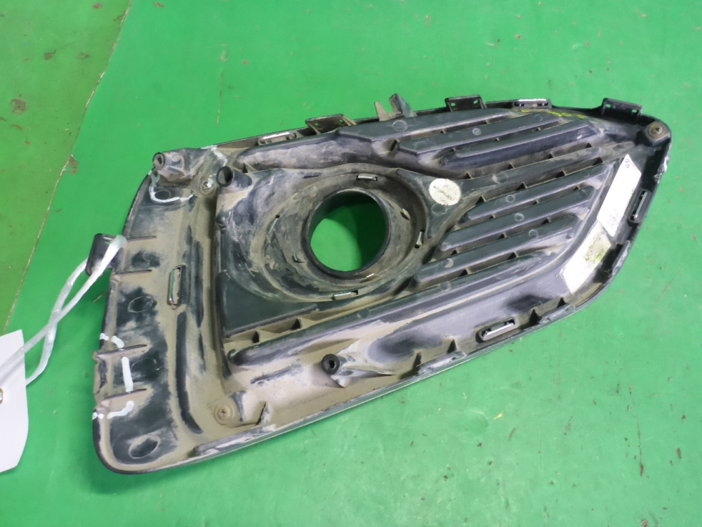 Рамка противотуманной фары левой